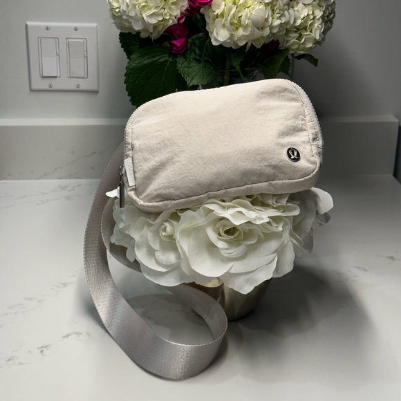 Lululemon Everywhere White Opal Belt/Crossbody Bag - Picture 1 of 6